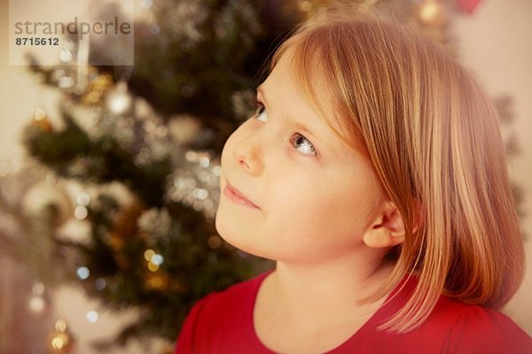 Nahaufnahme des Mädchens  Weihnachtsbaum im Hintergrund