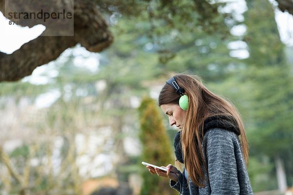 Junge Frau mit mp3 im Wald