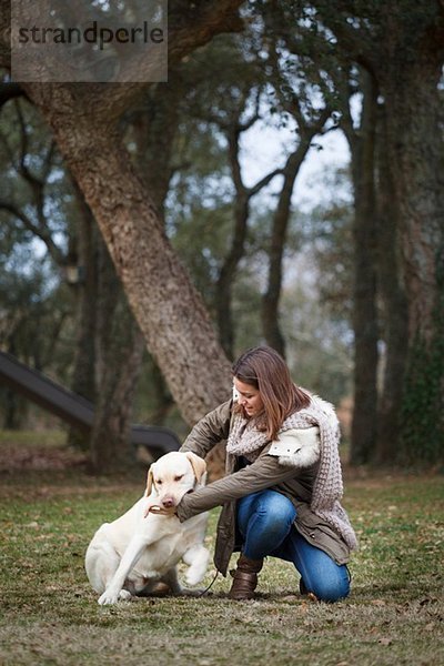 Junge Frau und Hund im Wald