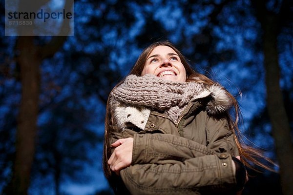 Junge Frau im Wald in der Abenddämmerung