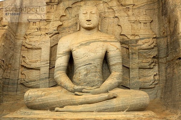 Geschnitzter sitzender Buddha  Sri Lanka  Asien