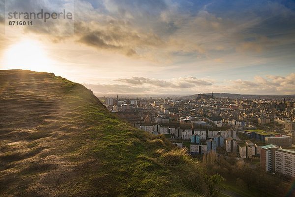 Blick von Salisbury Crags auf die Stadt Edinburgh