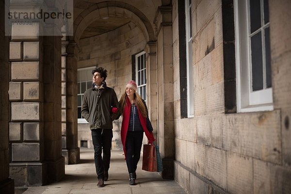 Ein junges Paar zu Fuß im Zentrum von Edinburgh