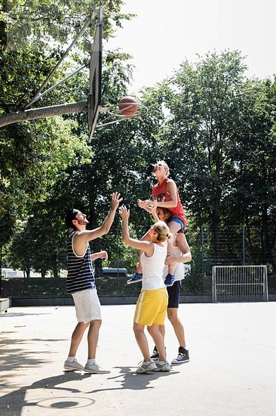 Gruppe von Freunden beim Basketballspielen