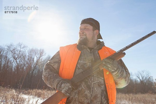 Mittlerer Erwachsener Mann mit Schrotflinte in Petersburg State Game Area  Michigan  USA