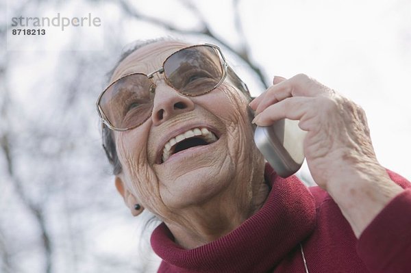 Porträt einer älteren Frau am Telefon