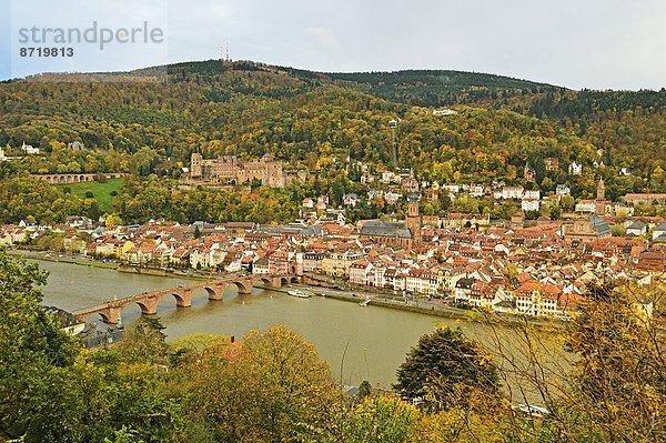 Europa  Palast  Schloß  Schlösser  über  Hügel  Brücke  Fluss  Baden-Württemberg  Deutschland  Heidelberg  alt