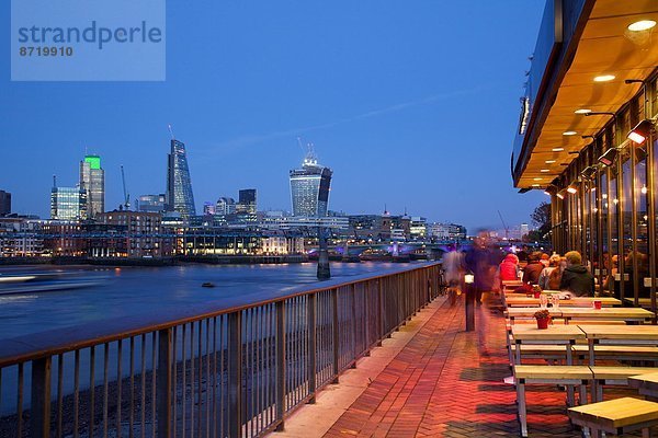 Skyline  Skylines  Europa  Großbritannien  London  Hauptstadt  Großstadt  Fluss  Themse  Abenddämmerung  England