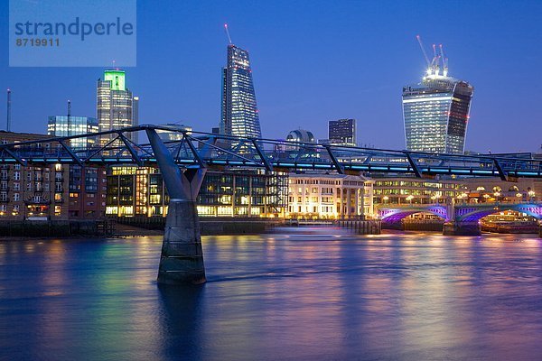 Fluss Themse  Millennium Bridge und City of London Skyline in der Dämmerung  London  England  Großbritannien  Europa