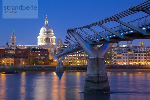 Fluss Themse  Millennium Bridge und St. Paul s Cathedral in der Dämmerung  London  England  Großbritannien  Europa