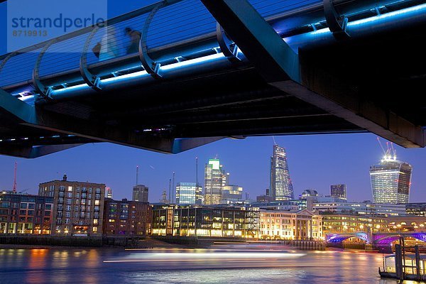 Skyline  Skylines  Europa  Großbritannien  London  Hauptstadt  Großstadt  Brücke  Jahrtausend  Themse  Abenddämmerung  England