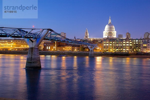 Fluss Themse  Millennium Bridge und St. Paul s Cathedral in der Dämmerung  London  England  Großbritannien  Europa