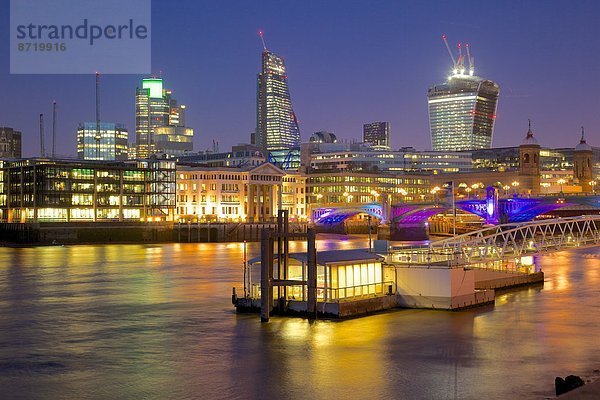 Fluss Themse und Stadt von London Skyline in der Dämmerung  London  England  Großbritannien  Europa