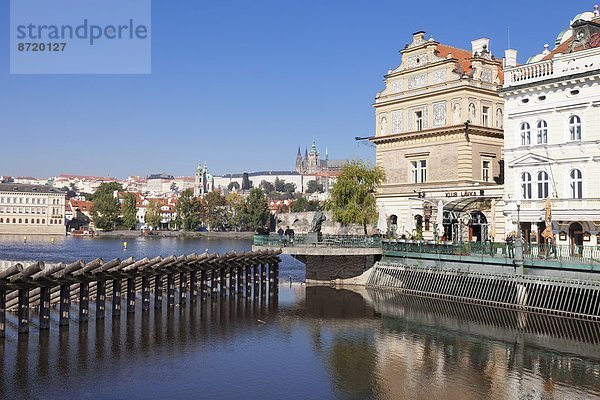 Prag  Hauptstadt  Europa  Palast  Schloß  Schlösser  über  Brücke  Fluss  Museum  Tschechische Republik  Tschechien  Ansicht  Moldau  Böhmen  Ortsteil