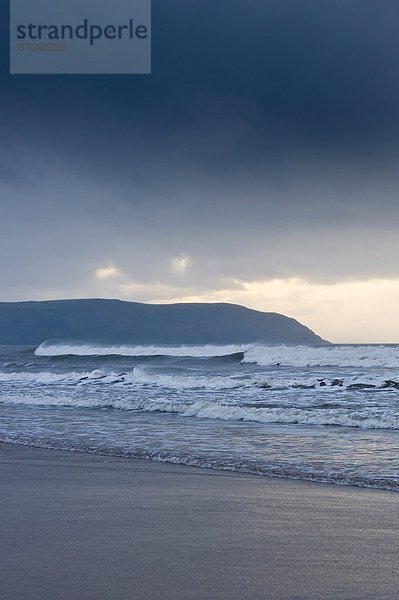 Strand Großbritannien North Devon Woolacombe Wellen brechen