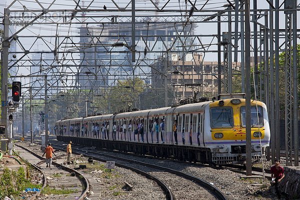 nahe arbeiten Pendler Büro Vorort Bombay bevölkert Indien Haltestelle Haltepunkt Station Zug