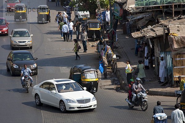 zwischen  inmitten  mitten  nahe  Reichtum  Kneipe  Komplexität  Auto  Daimler-Chrysler  Bombay  Indien  Straßenverkehr