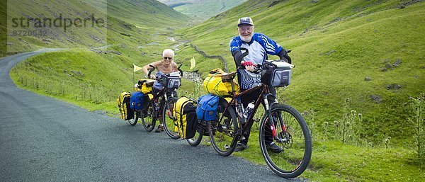 Anschnitt  Großbritannien  Fahrradfahrer  Straße  Tal  See  Cumbria  Ortsteil