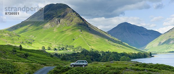 Verkehr  Großbritannien  fallen  fallend  fällt  See  Geländewagen  Land Rover  Cumbria  Ortsteil  Wasdale