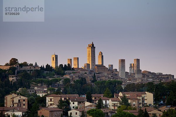 Mittelalter  modern  Kontrast  Architektur  Wahrzeichen  Turm  Landschaftlich schön  landschaftlich reizvoll  Italien  Toskana