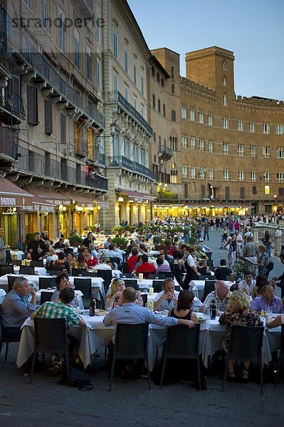 Restaurant  essen  essend  isst  Platz  Freske  Italien  Siena