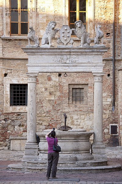 Fotografie  Tourist  Ziehbrunnen  Brunnen  Platz  Palast  Schloß  Schlösser  Italien  Montepulciano  Toskana