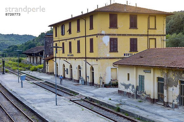 Zug  Italien  Haltestelle  Haltepunkt  Station  Toskana