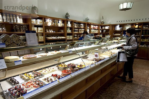 zeigen  Lebensmittel  Kuchen  Gebäck  Laden  Delikatessen  Handwerker  Bayern  Deutschland  München