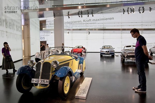 zeigen  Auto  Modell  Museum  Gast  Ansicht  BMW  Zentrale  Bayern  Deutschland  München