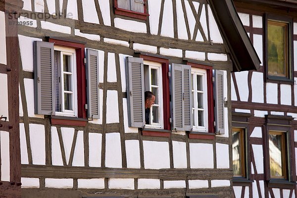 Mann Fenster Tradition Wohnhaus Alpen Rahmen Holz Landschaftlich schön landschaftlich reizvoll bayerisch Deutschland Schiltach