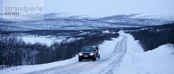 abschleppen  Auto  Nacht  Reise  Landschaftlich schön  landschaftlich reizvoll  Norwegen  Richtung  Arktis  Finnland  Schneemobil