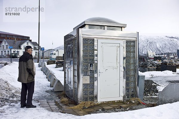 Mann  blicken  Zukunft  Norwegen  Design  öffentliche Toilette  öffentliche Toiletten  öffentlicher Ort  Zweckmäßigkeit  Toilette  Tromso