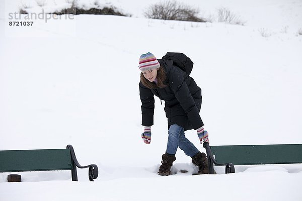 Frau  geben  Schnee  Sitzbank  Bank  Norwegen  jung  Verteidigung  tief  Tromso