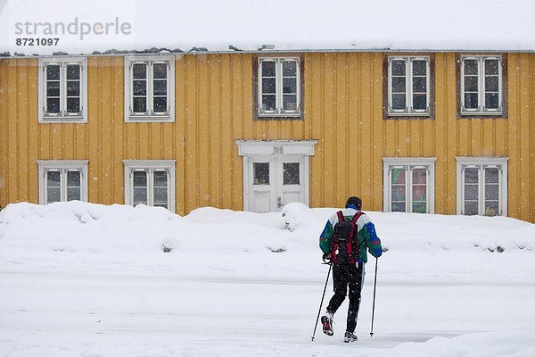 Mann Tradition gehen Stange Zimmer Landschaftlich schön landschaftlich reizvoll Arktis Tromso