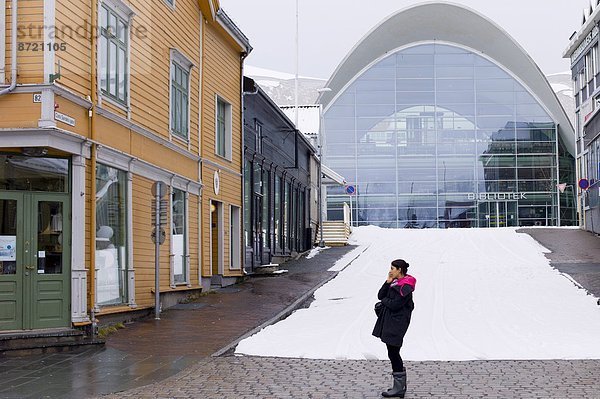 benutzen  Frau  Handy  Straße  Telefon  Stilleben  still  stills  Stillleben  Bibliotheksgebäude  modern  Tromso