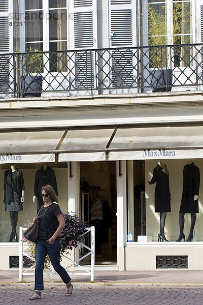 Pampashase  Dolichotis patagonum  Frankreich  Frau  Lifestyle  Mode  französisch  Laden  Zimmer  Boutique  Pyrenäen