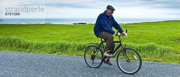 Landstraße  Mann  Tradition  radfahren  vorwärts  Fahrrad  Rad  irisch