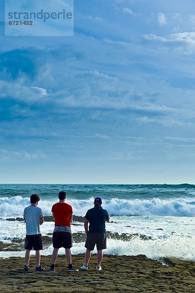 Mann  sehen  Wasserwelle  Welle  Meer  jung  zerbrechen brechen  bricht  brechend  zerbrechend  zerbricht  hinaussehen  Clare County  Doolin