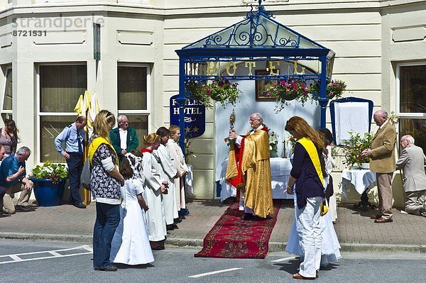 tragen  Tradition  Zeremonie  Geistlicher  Heiligtum  katholisch  Clifden  County Galway  Irland  Sakrament