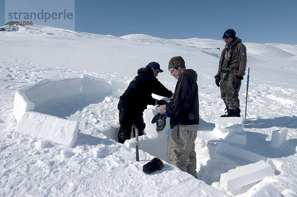 Mann  unterrichten  Gebäude  Gemeinschaft  Nordamerika  jung  Kanada  Holunder  Iglu  Meeresarm  Inuit  Nunavut  Teich