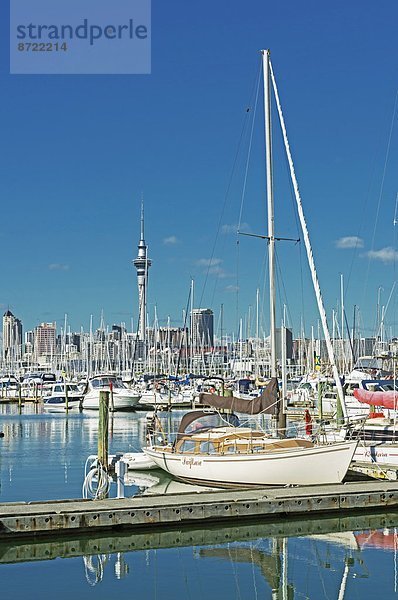Skyline  Skylines  Motorjacht  Jachthafen  Pazifischer Ozean  Pazifik  Stiller Ozean  Großer Ozean  neuseeländische Nordinsel  Auckland  Neuseeland