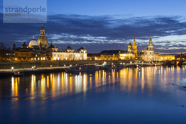 Stadtansicht bei Nacht mit Frauenkirche  Hofkirche und Residenzschloss  Elbe  Altstadt  Dresden  Sachsen  Deutschland