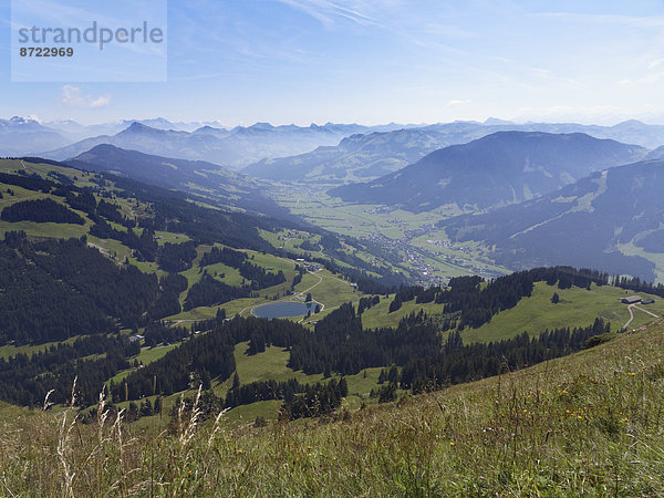 Filzalmsee und Brixental mit Brixen im Thale  Ausblick von Hohe Salve  Kitzbüheler Alpen  Tirol  Österreich