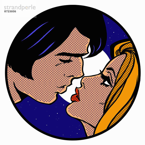 Nahaufnahme der Gesichter eines Paares  dass sich im Mondschein küsst