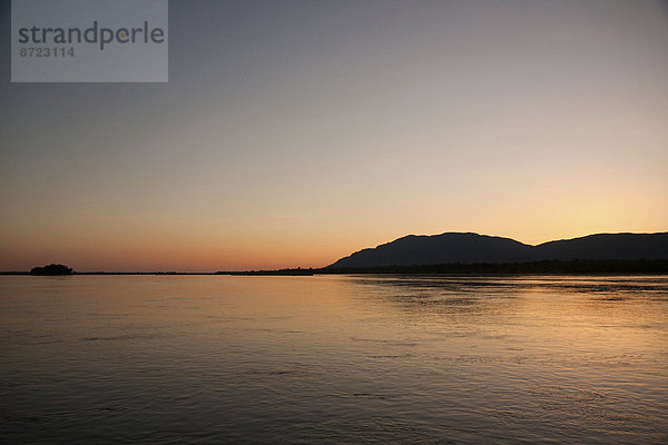 Abendstimmung am Sambesi-Fluss  Lower Zambezi  Sambia