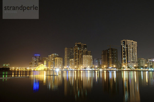 Skyline bei Nacht  Schardscha  Emirat Schardscha  Vereinigte Arabische Emirate