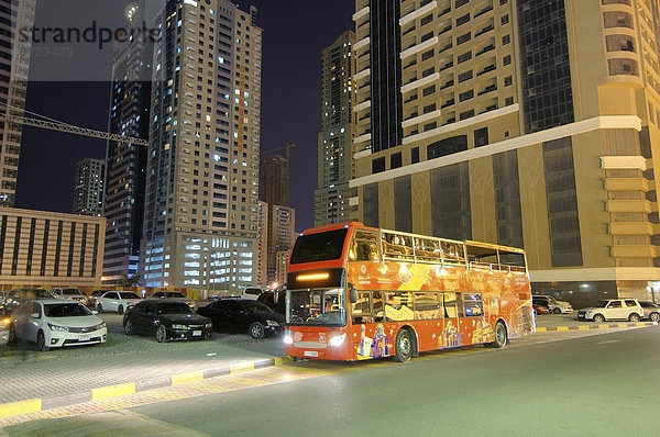 Roter Doppeldecker-Bus bei Nacht  Schardscha  Emirat Schardscha  Vereinigte Arabische Emirate