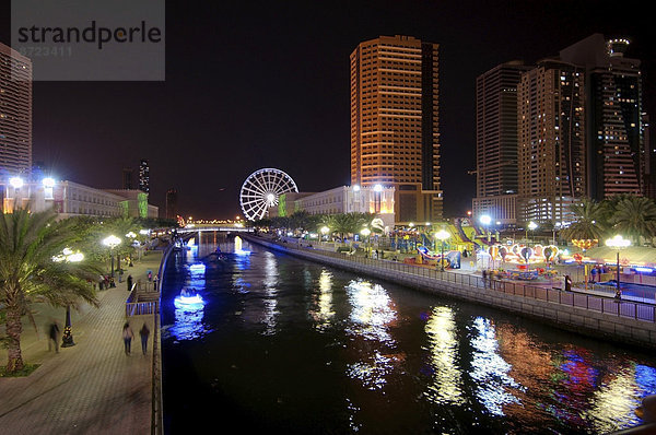 Schardscha-Stadt bei Nacht  Emirat Schardscha  Vereinigte Arabische Emirate