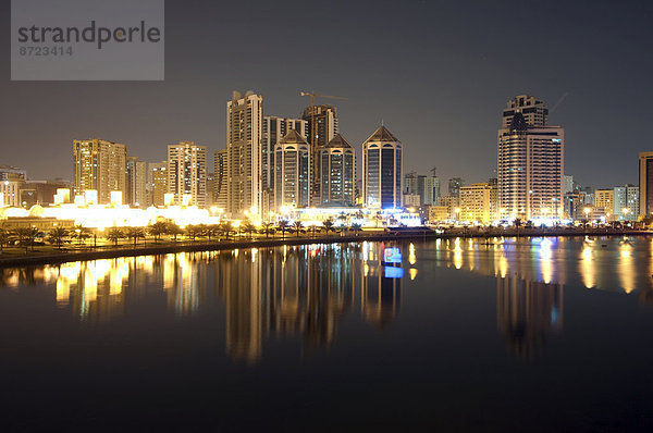 Schardscha-Stadt bei Nacht  Emirat Schardscha  Vereinigte Arabische Emirate