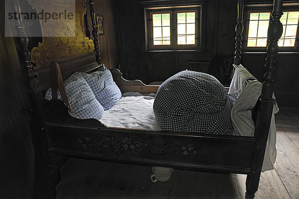 Schlafkammer im Markus Wasmeier Bauernhof- und Wintersportmuseum  Schliersee  Oberbayern  Bayern  Deutschland